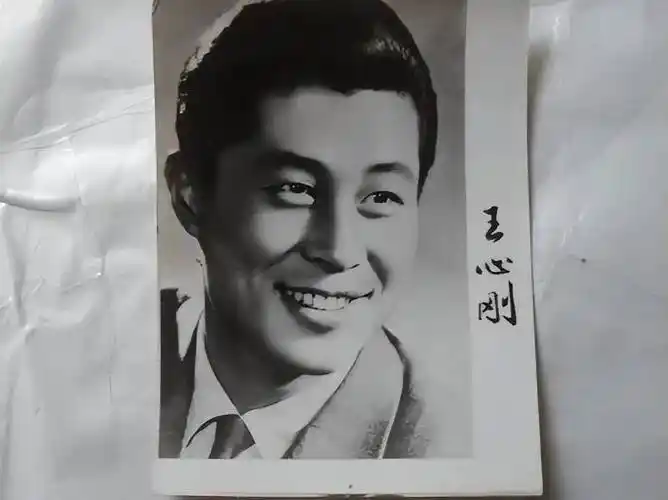 原创王心刚照顾患病妻子62年孩子们已是亿万富翁他却想做普通老头