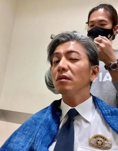 50岁工藤静香晒照,港风发型复古减龄,脸颊斑点明显;木村拓哉帅气开工