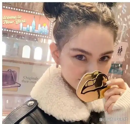 昆凌秀混血时尚造型,双丸子头可爱如少女,颜值排天王嫂第一位