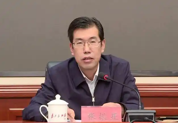 县长张振亚主持会议并讲话,县委常委,副县长关汉卿通报了临洮县生态及