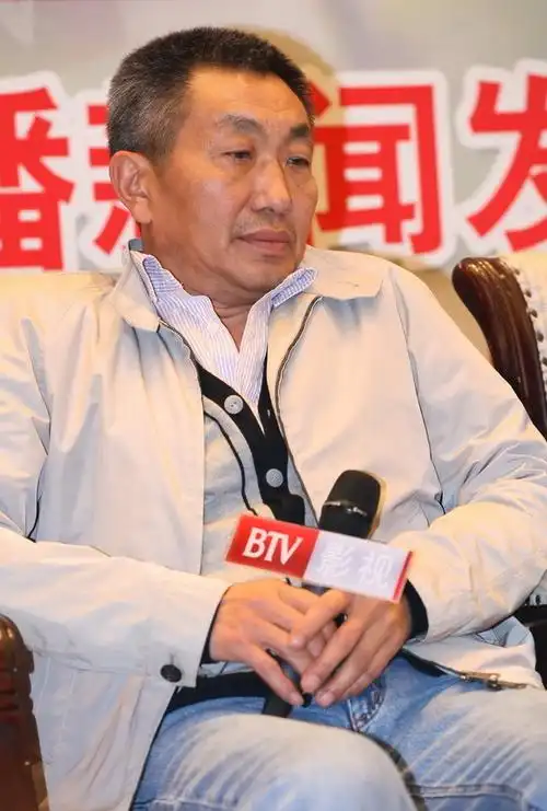 老演员父女对比刘亚津的女儿气质出众杜源的女儿是父亲的骄傲