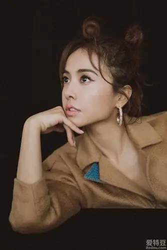 蔡依林高开叉牛仔裙领口半敞哪吒头造型俏丽可爱