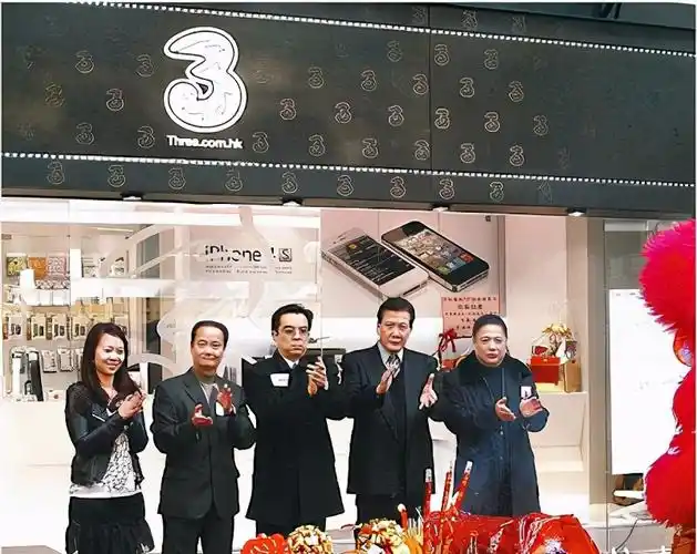 向华国(右二),向展伟(左三)七子向华国,早年是新义安高层骨干,80年代