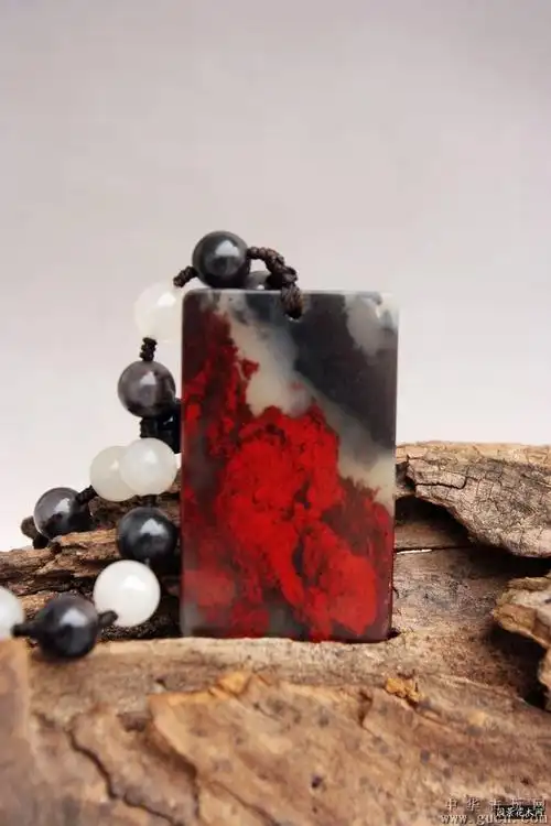 桂林鸡血玉吊坠