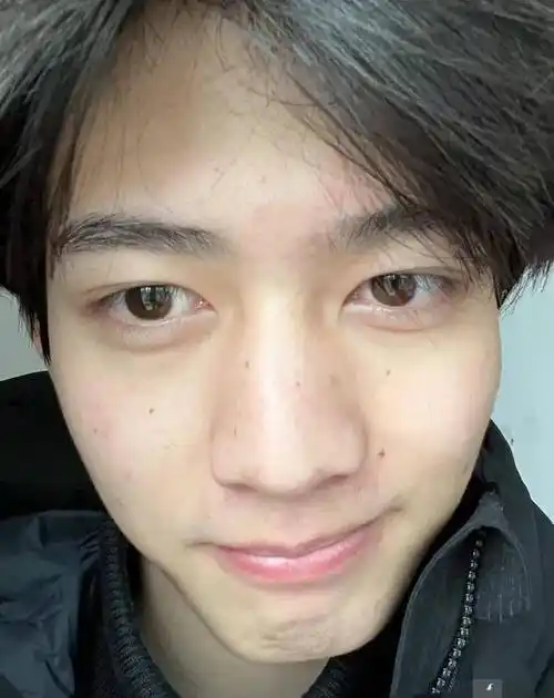 素颜认不出?"男版杨超越"甘望星怼脸自拍,一脸黑痣,差别太大!