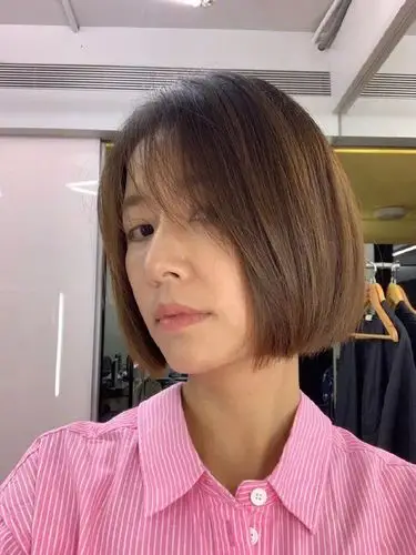 林心如终于剪短发波波头新发型穿粉衣嫩得像学生43岁美回23岁