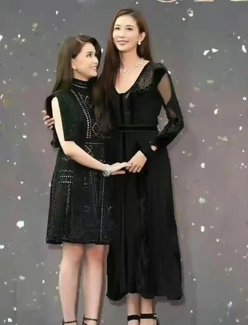 林志玲和昆凌同框,竟然身高差了这么多,先不说别人,林志玲他老公站他