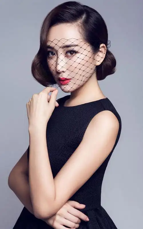 上一张 下一张 简介 小编为您带来一组美女演员杜若溪时尚写真手机