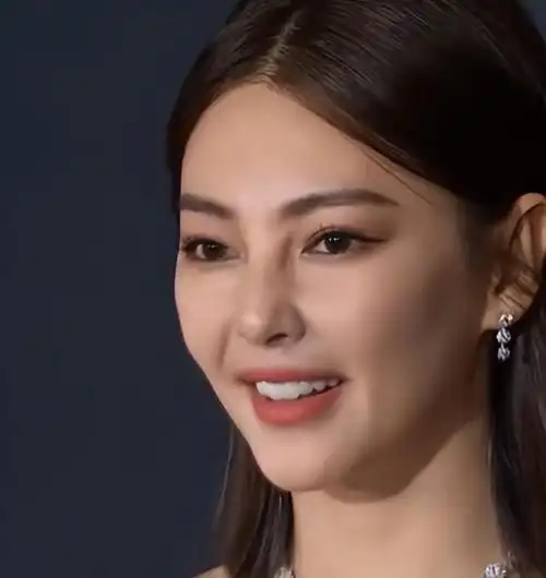 张雨绮也没能逃过满脸的科技感,一笑不仅尴尬了自己,还吓得她赶紧变脸
