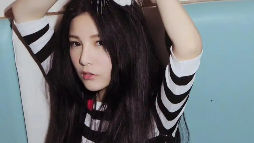 新生代音乐才女本兮高清写真桌面壁纸