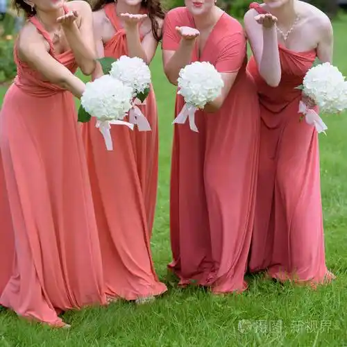 与自然花束的伴娘