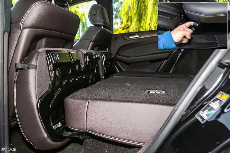 后排座椅可以在坐垫向前翻折后再放倒靠背,这样能与行李厢地板形成一