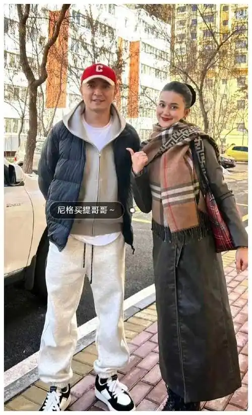 新疆满大街都是迪丽热巴!小尼的妹妹美若仙女,尽显华裔风采.