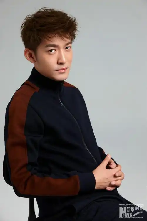 张博藏蓝色经典暗红条纹白色条纹毛衣驾驭百变风格