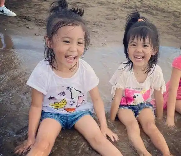 贾静雯夫妇带咘咘波妞海边玩沙,两女儿一个像妈妈一个像爸爸_沙滩