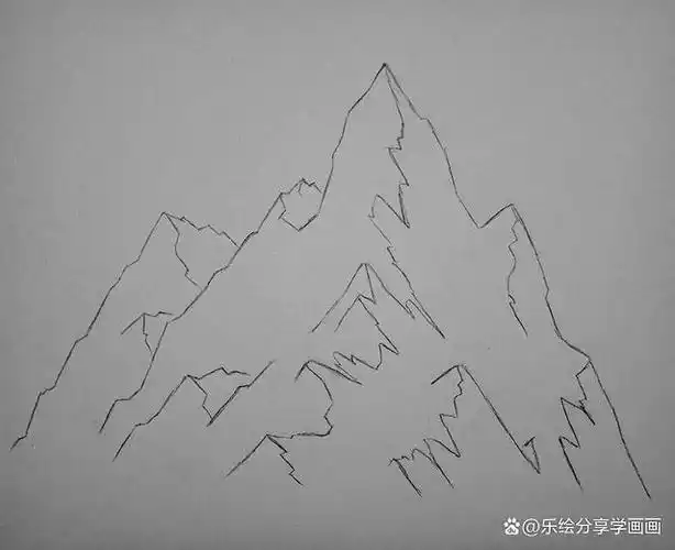 准备一张浅灰色的卡纸参考雪山的图片和素材,勾勒出雪山起伏的轮廓并