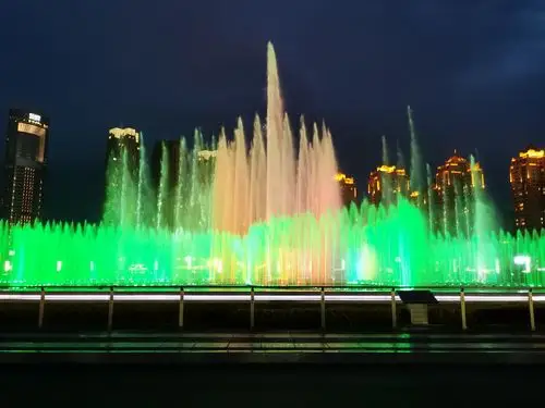 大连星海广场音乐喷泉每晚7:30播放,漂亮,花样变幻莫测,最高达三十