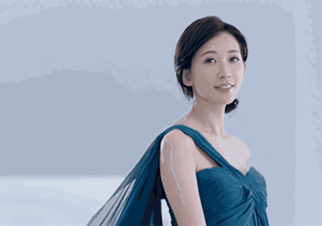 如今44岁的林志玲依旧看不出年龄的痕迹,在赞叹她不老的美貌外,艾老师