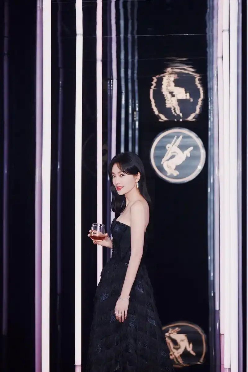 秦岚黑色抹胸长裙亮相活动 优雅神秘闪耀吸睛