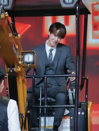 王一博穿西装开挖掘机都这么帅,名副其实的西装小王子