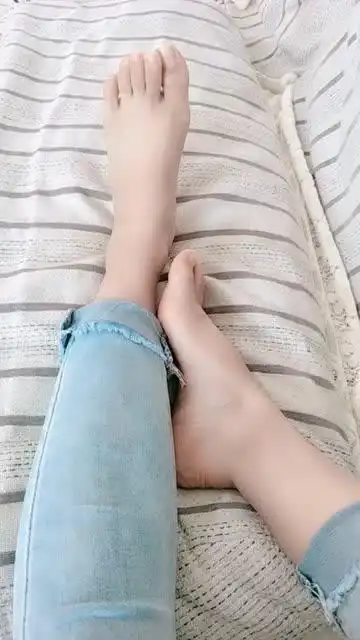 美女脚模的生活自拍看手相很多人都会脚相有什么说法吗