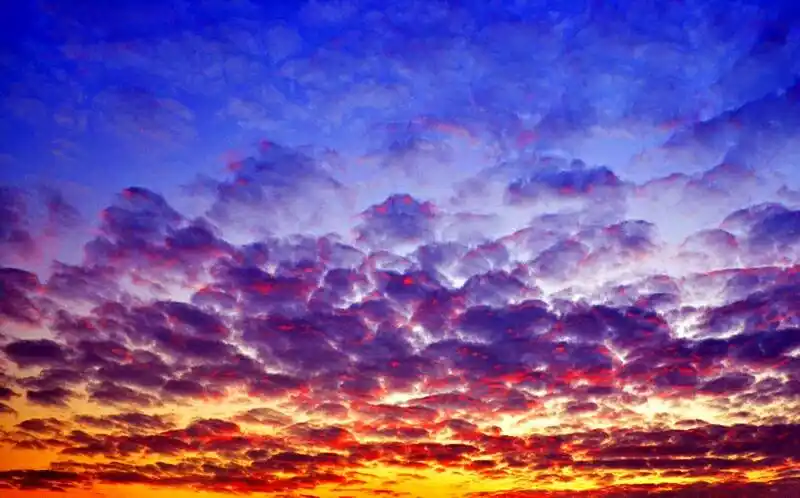 一年前在学校实验楼上拍的火烧云,后期乱调成了这个效果