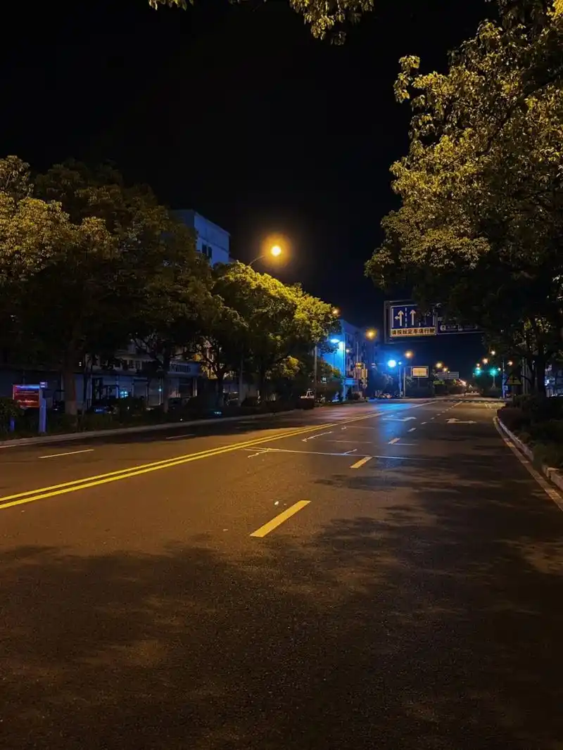 夜晚城市街道素材分享  夜晚,城市街道上空无一人.