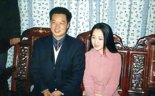 杨钰莹前任赖文峰现状娶年龄差23岁小娇妻素颜照片赢过杨钰莹