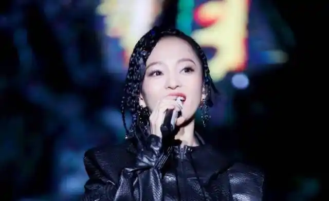 张柏芝上台表演,不料衣服纽扣意外崩开,有谁注意小沈阳的做法