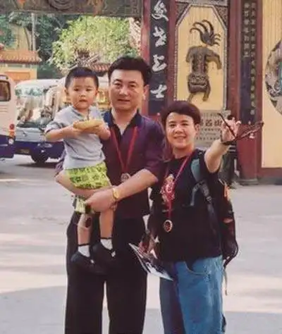 荣获第九届"飞天奖"优秀女配音演员奖;1999年获第四届"金话筒"银奖