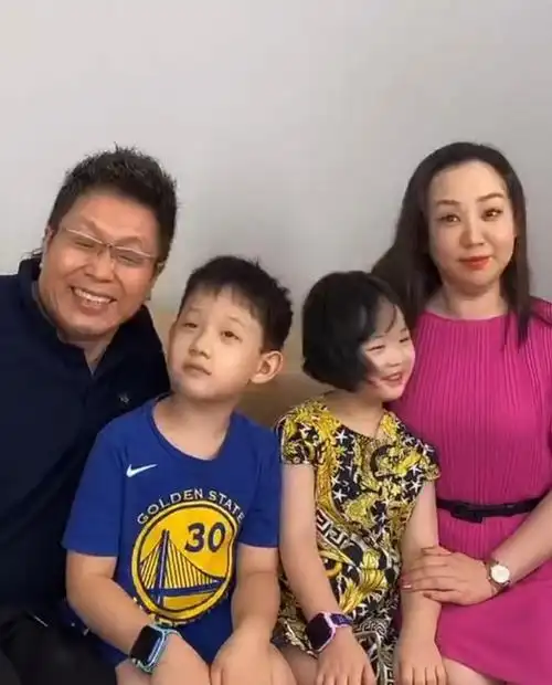 38岁童星关凌罕晒儿女!本人发福大变样,还被认成61岁王为念老婆