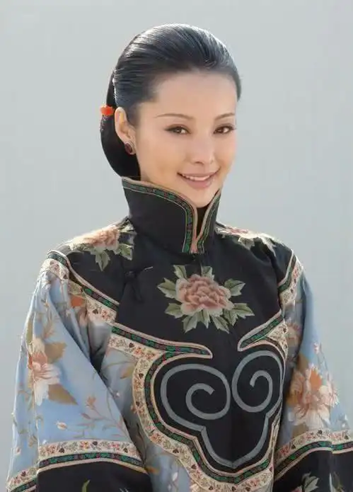 当然,袁立的现代装扮也很美丽,当初《女人花》中袁立的精彩表演可是