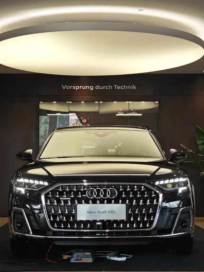 a8出场,艳压全场#大佬的座驾 #奥迪a8 #豪华氛围拿捏了 - 抖音
