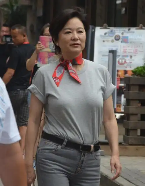 林青霞真是丰富肥臀的代表了上了岁数仍有沙漏身材比例真不错