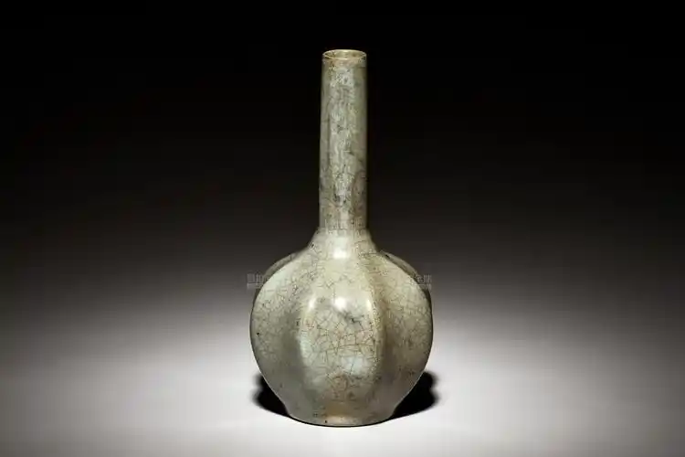 宋 越窑秘色瓷八棱直颈瓶yue ware eight-lobed bottle vase