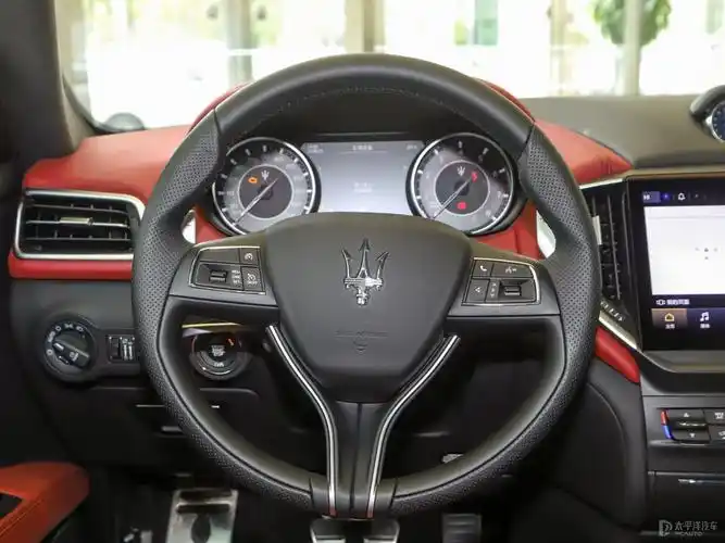 玛莎拉蒂ghibli内饰看上去十分端庄,非对称式中控台采用了银色饰条