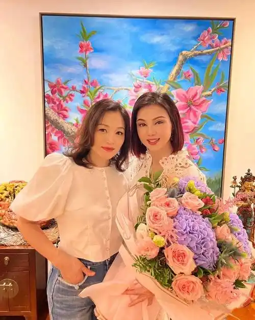 照片,也没有看到她和前婆婆余宝珠的合影,记得往年谢玲玲庆生的时候