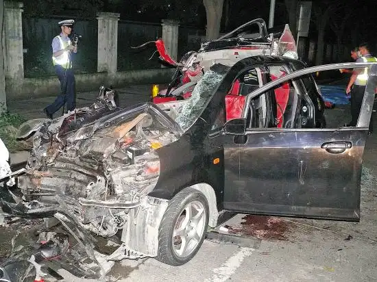 惨烈的车祸现场(翻拍交警现场图片)