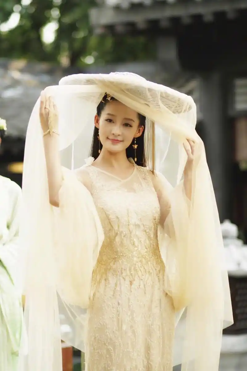 李沁古装,从来没叫人失望过,这么好看的脸,美得令人心醉,不多拍点古装