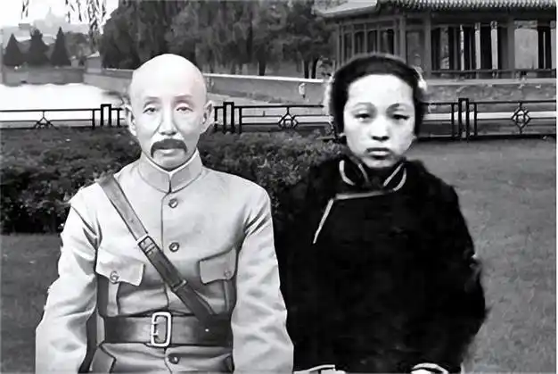 东北王张作霖去学校选姨太太,却偏偏看中个瘸子,眼光还真是毒辣