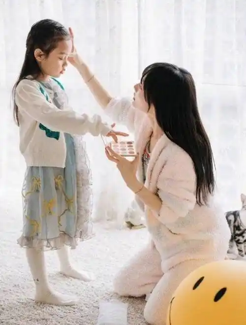 李小璐甜馨母女合体逛超市,被质疑立好妈妈人设_网友_照片_pgone