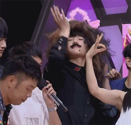 杜海涛侧脸假发飞吻gif动图_动态图_表情包下载_soogif