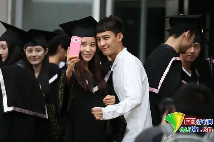 北影学生拍毕业照 美女云集齐秀高颜值