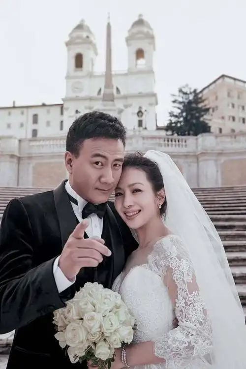 胡军夫妇重游求婚故地许愿池现最美瓷婚写真