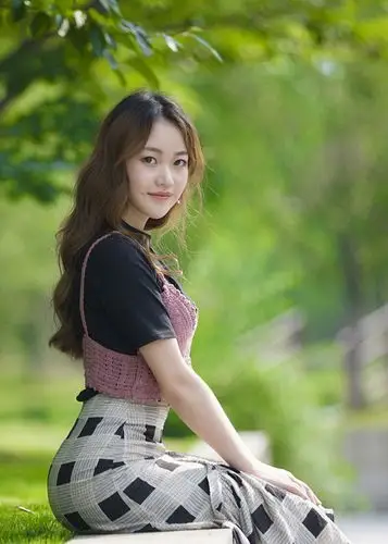 街拍美女倚立花畔时尚靓丽气质优雅人比花娇