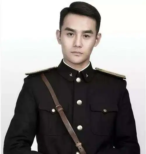 四十位男星穿上军装的照片,谁更有军人气质?