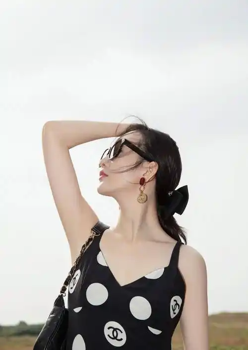 王鸥的五官虽然不是惊艳类型,但鹅蛋脸非常耐看,侧面的角度可以看到她