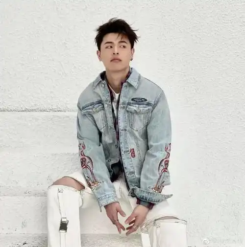 看到这可能有些朋友会有些疑虑,背负"抖音rapper"这一标签的lambert其