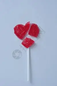 婚姻情感悲伤分手一个破碎的红心棒糖象征着一颗破碎的心浪漫伙伴背景