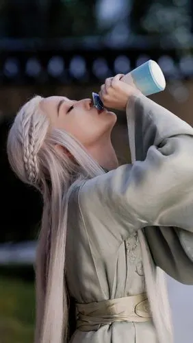 白发容乐张雪迎